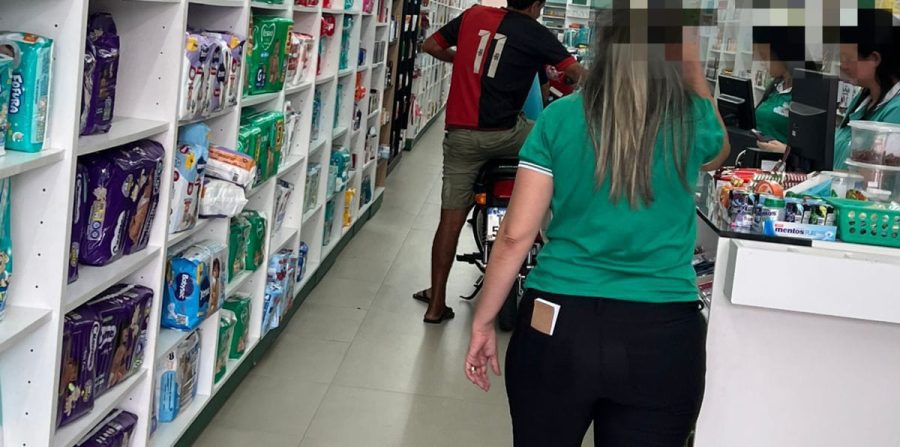 Homem invade farmácia pilotando moto no centro Conceição do Coité