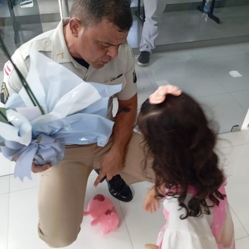 Sargento que comandou guarnição de PM morto em serviço em Santaluz acolhe filha do policial durante homenagem e comove público