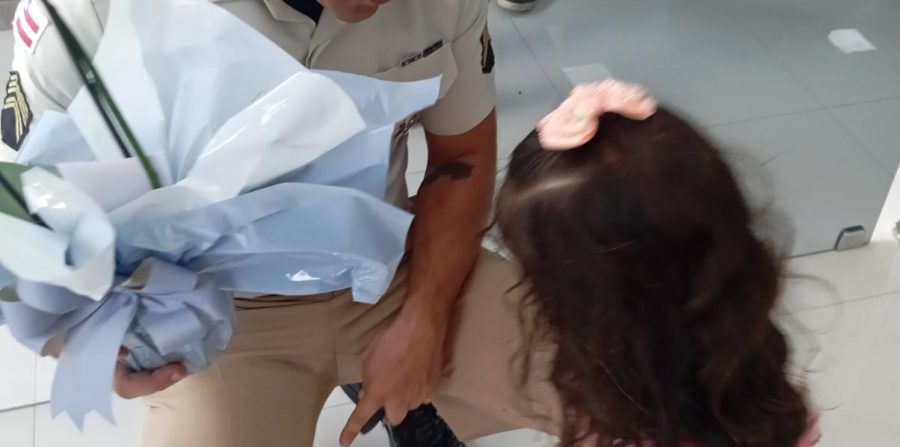 Sargento que comandou guarnição de PM morto em serviço em Santaluz acolhe filha do policial durante homenagem e comove público