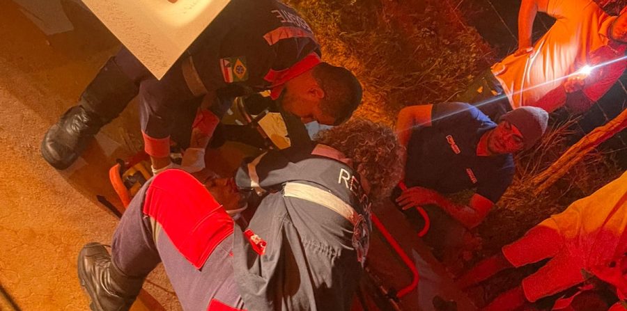 Colisão entre motocicletas deixa dois feridos no distrito de Juazeirinho em Conceição do Coité; uma das vítimas foi transferida com fratura exposta