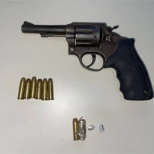 Polícia Militar apreende arma e drogas durante diligências em Santaluz