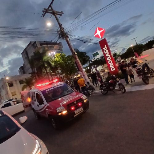 Duas jovens ficam feridas após colisão entre moto e carro Praça da Babilônia em Conceição do Coité
