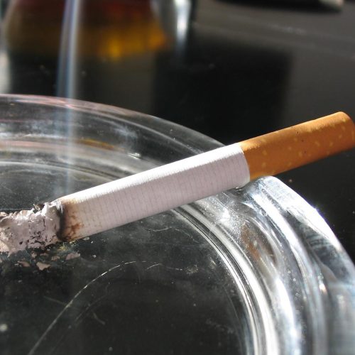 Por causa de um cigarro, homem é atacado com faca após dizer que não fumava em Biritinga