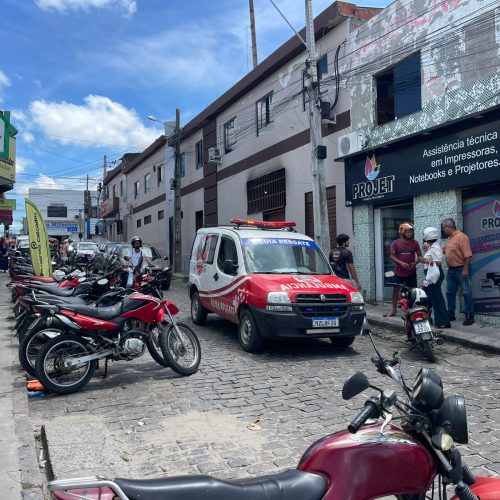 Homem fica ferido após colisão entre moto e carro no centro de Conceição do Coité