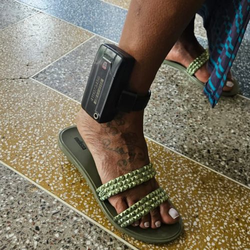 Mulher monitorada por tornozeleira eletrônica é detida em São Domingos após ser encontrada fora do endereço da prisão domiciliar; ela responde por homicídio ocorrido em Salvador