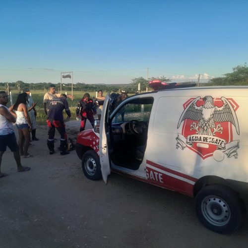 Colisão entre moto e carro deixa mulher ferida na zona rural de Conceição do Coité