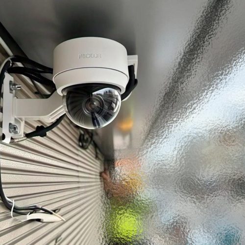 PM é acionada após suposto ato de vandalismo que danificou câmera de segurança em comércio de Conceição do Coité; local não apresentava sinais de arrombamento