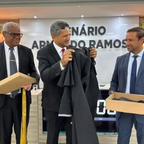 Após beca ser descartada por engano durante limpeza de praça, Câmara de Conceição do Coité doa nova vestimenta a advogado e concede Moção de Aplausos