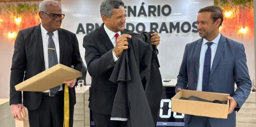 Após beca ser descartada por engano durante limpeza de praça, Câmara de Conceição do Coité doa nova vestimenta a advogado e concede Moção de Aplausos