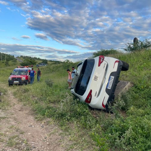Carro capota na BA-120 entre Conceição do Coité e Retirolândia