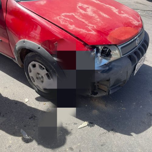 Colisão entre moto e carro deixa adolescente de 17 anos ferido; impacto espalhou restos de pele e gordura da perna da vítima no chão.
