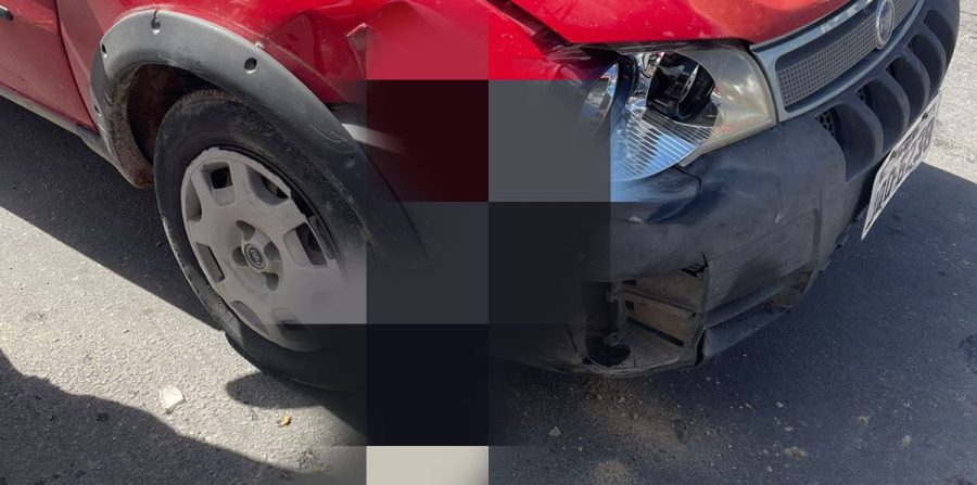 Colisão entre moto e carro deixa adolescente de 17 anos ferido; impacto espalhou restos de pele e gordura da perna da vítima no chão.