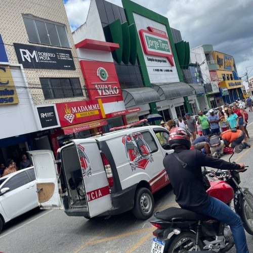 Motociclista fica ferido após colisão com carro no centro de Conceição do Coité