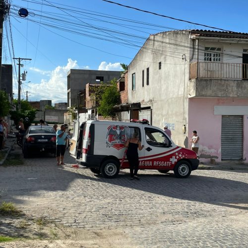 Mulher fica ferida após colisão entre carro e moto em Conceição do Coité