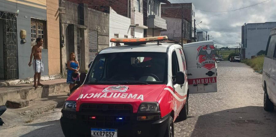 Mulher fica ferida após colidir moto em carro estacionado no bairro dos Barreiros em Conceição do Coité