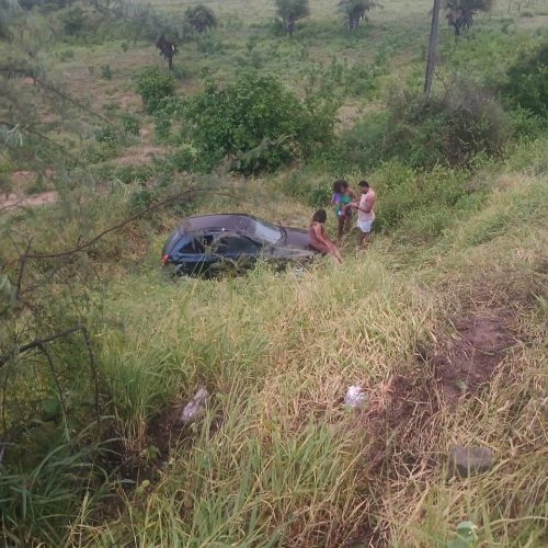 Carro capota e cai em ribanceira de mais de 5 metros na BA-120; grávida de 7 meses está entre os feridos