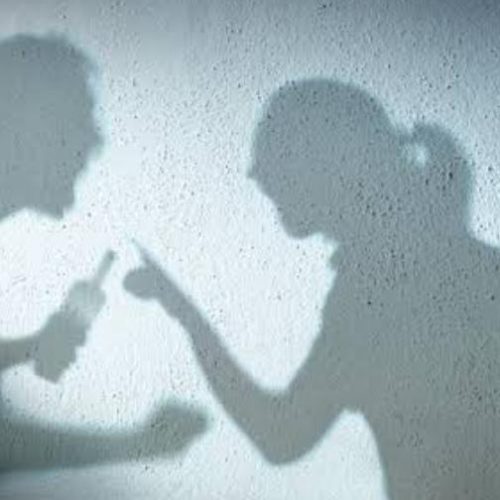 Filha de policial militar agride familiares durante suposto surto em Conceição do Coité; o próprio pai acionou a polícia e o SAMU