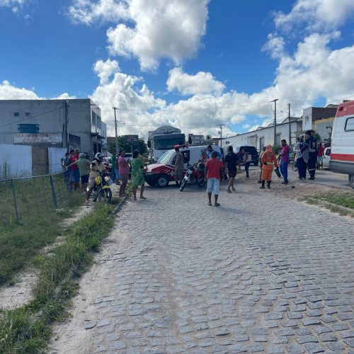 Mãe e dois filhos ficam feridos após colisão entre carro e moto em Conceição do Coité