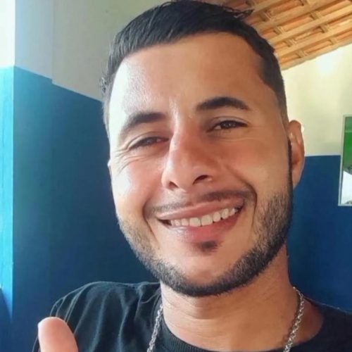 Homem é executado a tiros em quadra esportiva no centro de Tucano