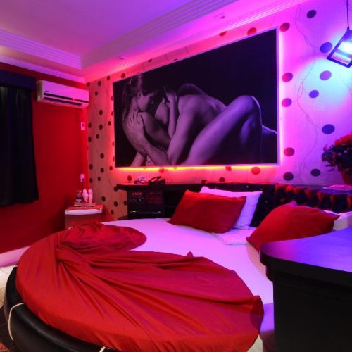 Mulher relata ter sido levada por patrão a motel em Conceição do Coité e ameaçada com canivete; após contar ao marido, diz que foi agredida, e ele também teria agredido o suspeito