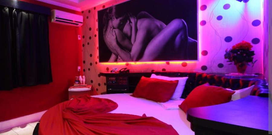 Mulher relata ter sido levada por patrão a motel em Conceição do Coité e ameaçada com canivete; após contar ao marido, diz que foi agredida, e ele também teria agredido o suspeito