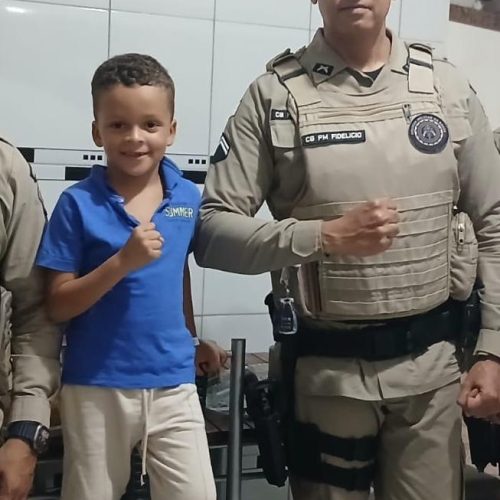 Garoto de 6 anos abre mão de presente para si, pede dinheiro à mãe que mora na Holanda e prepara café para policiais militares em Conceição do Coité