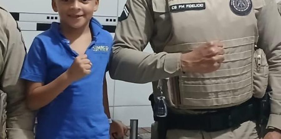Garoto de 6 anos abre mão de presente para si, pede dinheiro à mãe que mora na Holanda e prepara café para policiais militares em Conceição do Coité