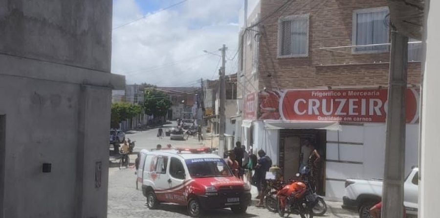 Acidente deixa jovem ferida no bairro do Cruzeiro e, durante trajeto ao hospital, condutor bloqueia passagem do Águia Resgate em Conceição do Coité; atitude é considerada infração gravíssima