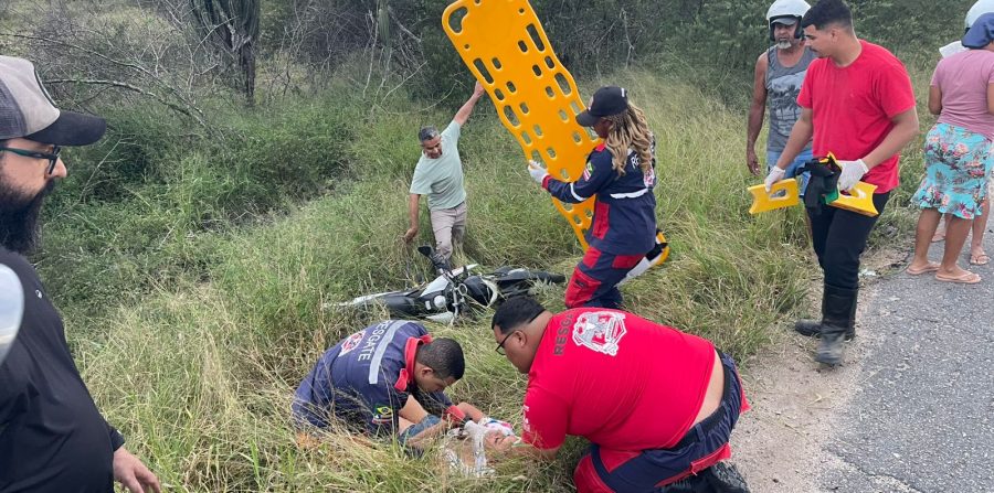 Duas mulheres ficam feridas após queda de moto na BA- 411 (Salgadália X Conceição do Coité)