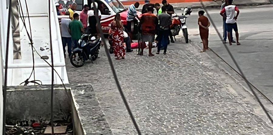 Mulher fica ferida após colisão entre carro e moto em Conceição do Coité