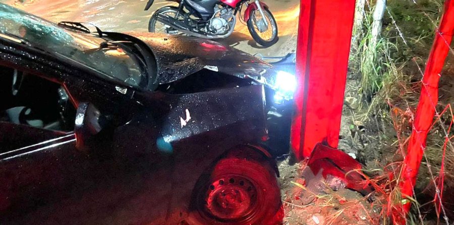 Jovem de 26 anos é encontrado desorientado após colidir carro contra poste  na região da Pinda em Conceição do Coité