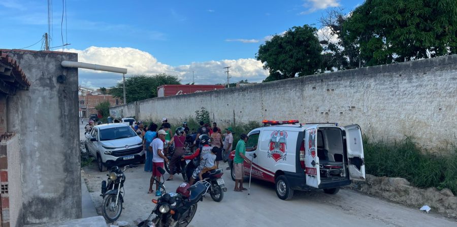 Mulher  fica ferida após colisão lateral de motocicleta com carro no bairro Açudinho  em Conceição do Coité