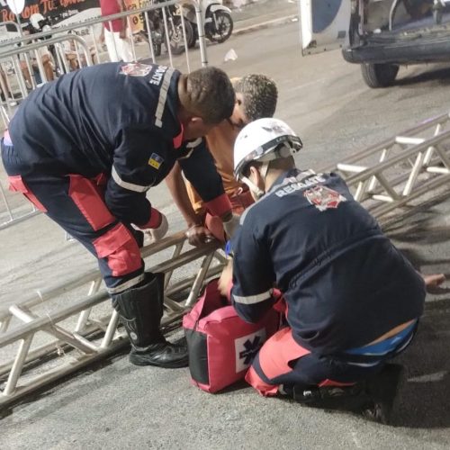 Homem sofre perfuração profunda na perna após supostamente tropeçar em estrutura metálica no portal da Coité Folia