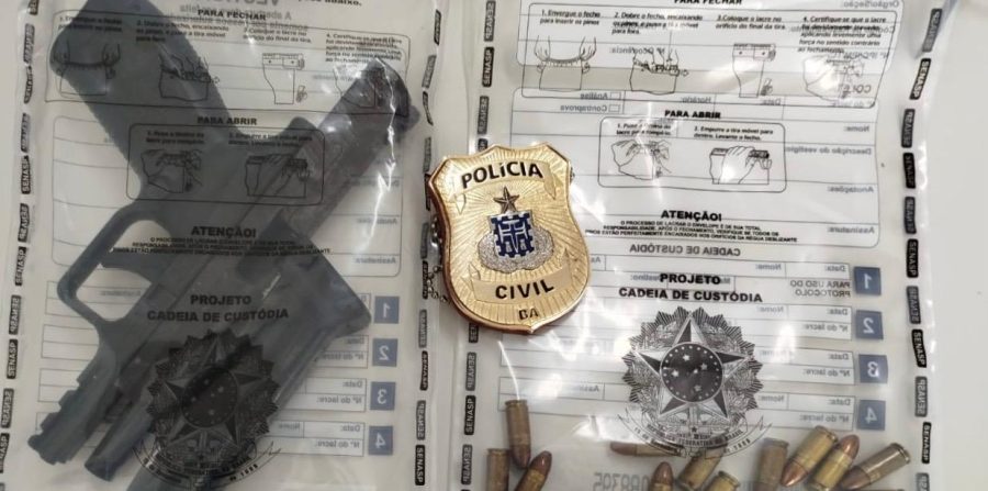 Polícia Civil apreende pistola em Serrinha e investiga ligação com homicídio ocorrido em janeiro; suspeito fugiu pelo telhado