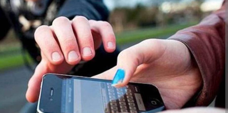 Mulher é agredida após descobrir mensagens de outra mulher no celular do companheiro em Serrinha; ela tentou pegar o aparelho do suspeito