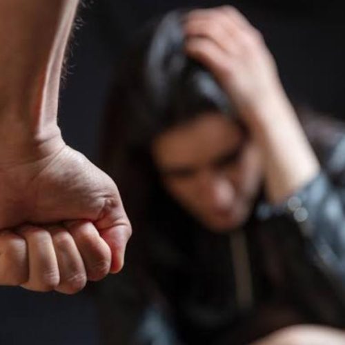 Mulher é agredida pelo ex-companheiro no bairro Jaqueira em Conceição do Coité; suspeito conseguiu fugir duas vezes da PM