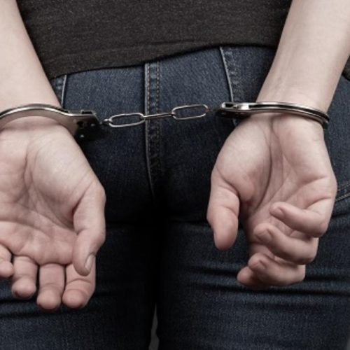 Mulher se intromete em ação da PM, xinga policiais e é detida por desacato na zona rural de Serrinha