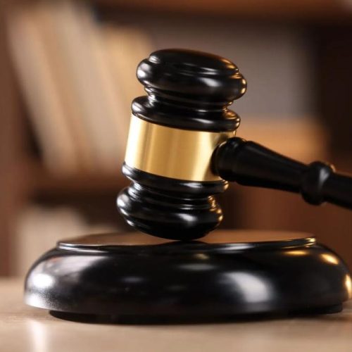 Justiça mantém prisão de homem acusado de ameaçar ex-companheira com arma de fogo em Conceição do Coité; filha e genro também denunciam invasão de residência e ameaças de morte