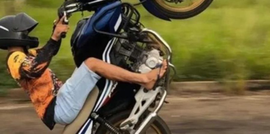 Deu ruim!  Jovem sem CNH cai ao dar “grau” com moto na frente de veículo de subtenente da PM em Conceição do Coité