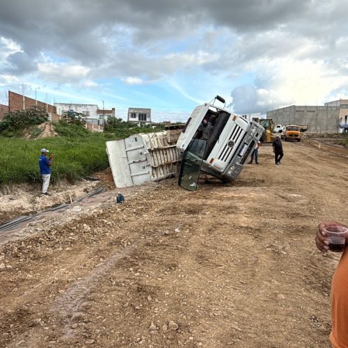 Menos de um mês após carreta tombar, caçamba carregada de cascalho tomba no bairro Fluminense em Conceição do Coité