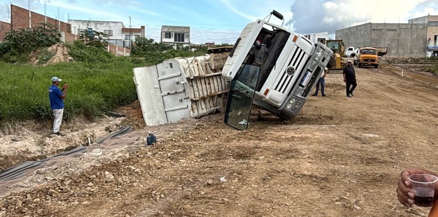 Menos de um mês após carreta tombar, caçamba carregada de areia tomba no bairro Fluminense em Conceição do Coité