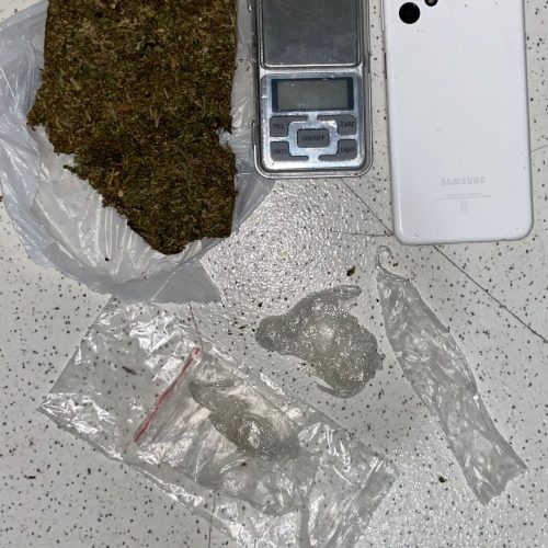 Jovem de 18 anos é preso com maconha, balança e embalagens para drogas em Serrinha