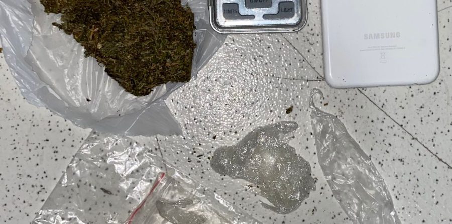 Jovem de 18 anos é preso com maconha, balança e embalagens para drogas em Serrinha