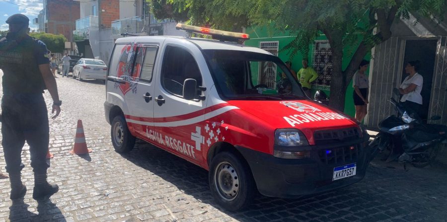 Óleo derramado na pista provoca queda de motociclista em frente à rodoviária de Conceição do Coité