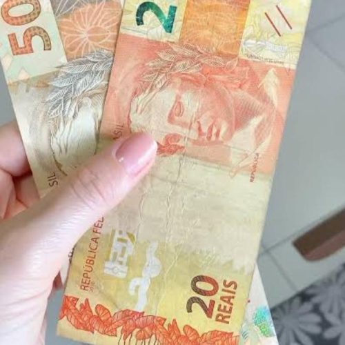 Homem aproveita distração de funcionária e furta R$ 70 de farmácia em Retirolândia