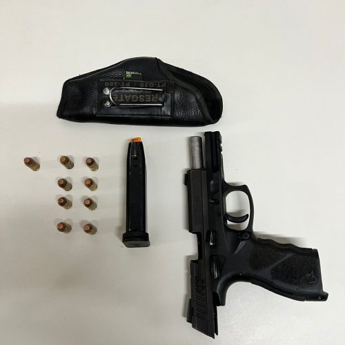 Homem é preso por porte ilegal de arma de fogo após exibir pistola em praça de alimentação de Santaluz