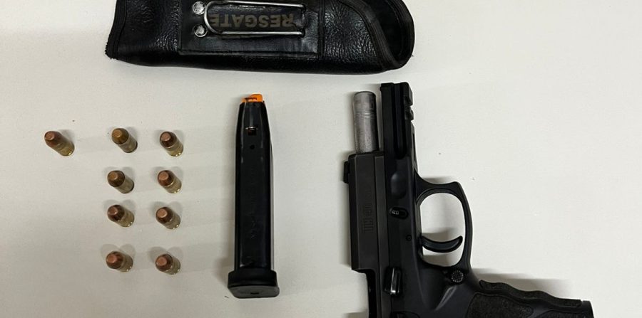 Homem é preso por porte ilegal de arma de fogo após exibir pistola em praça de alimentação de Santaluz