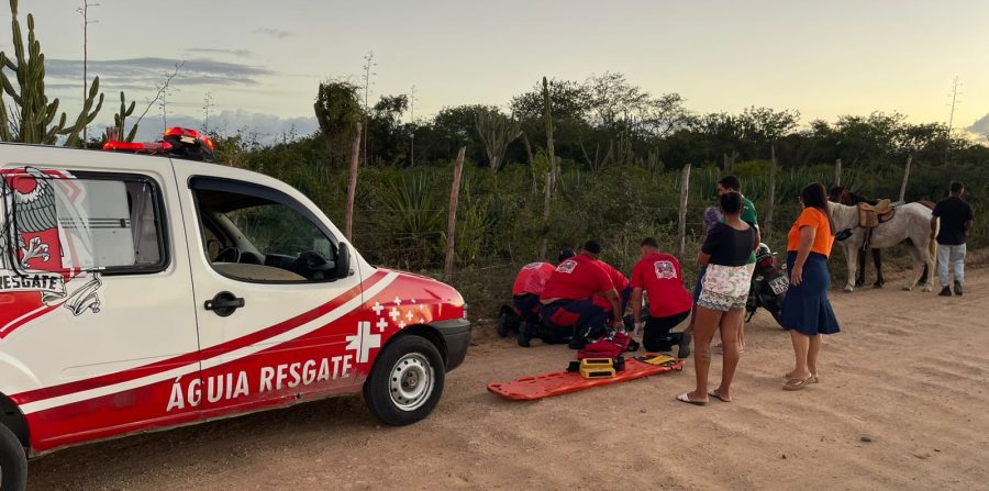 Jovem sofre lacerações após sela se soltar e provocar queda de cavalo em Conceição do Coité