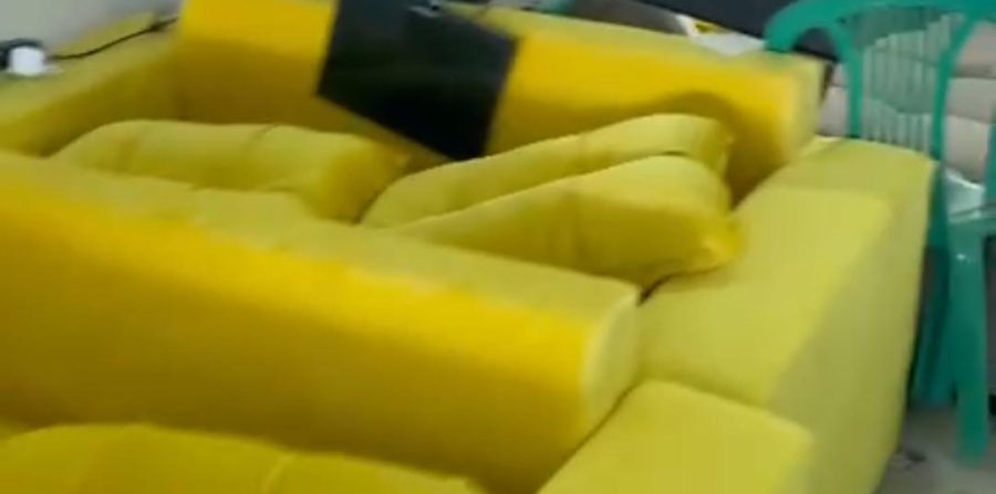 Carro invade loja de sofás no centro de Conceição do Coité e deixa feridos; motorista pode ter passado mal