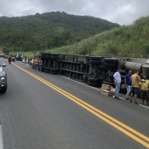 Motorista morre após pular de carreta durante acidente na BR 101. Ele era morador de Tucano